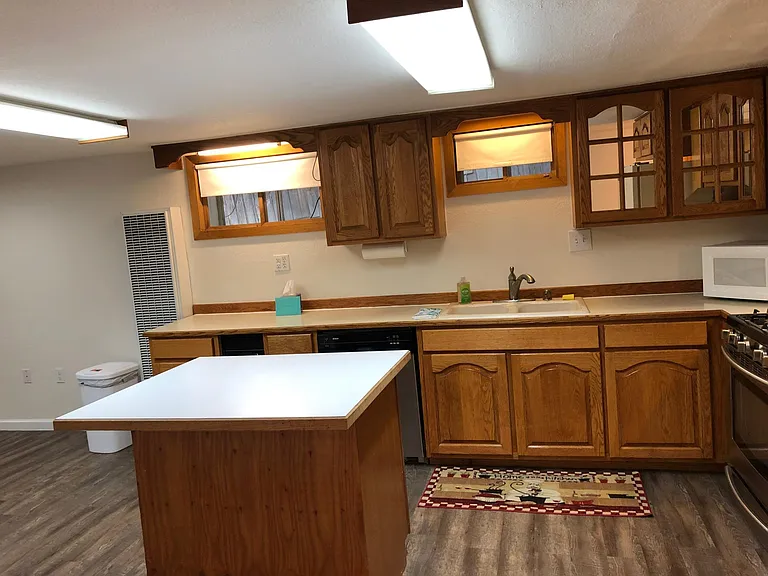Stainless dishwasher, mirror upper cabinets