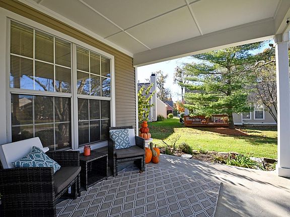 4th image of 3933 Carriage Hill Ln