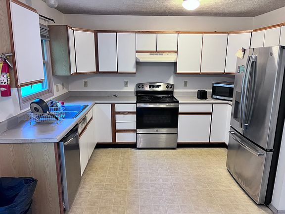 3rd image of 211 E Burks Dr