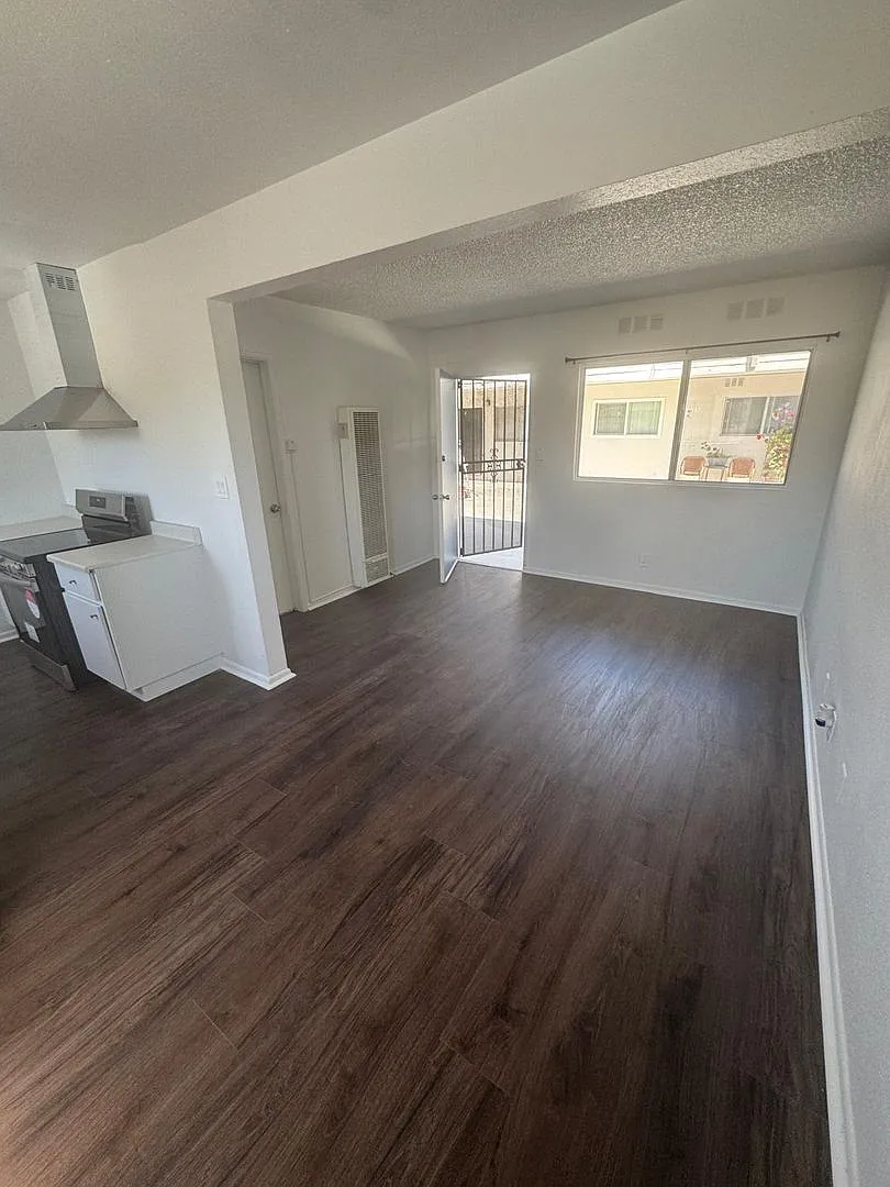 11710 S Budlong Ave — Photo 3