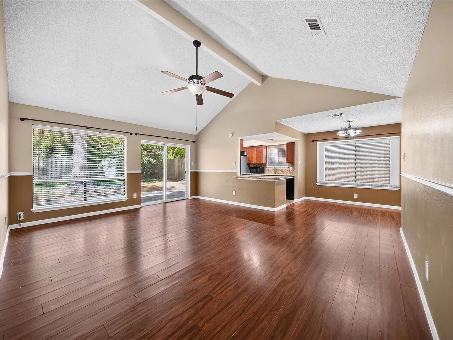3 bed, 2.0 bath, 1374 sqft, $1,900 — Photo 4