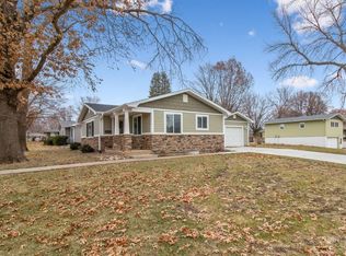 1352 E 3rd St, Pella, IA 50219