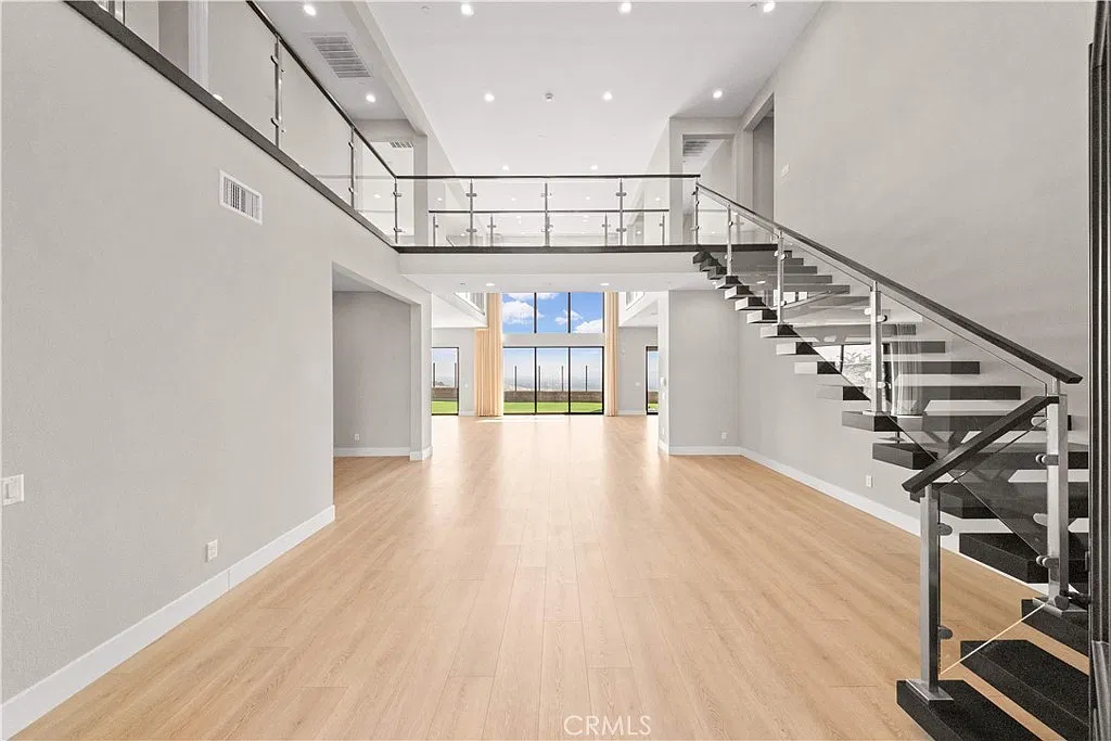 5 bed, 5.5 bath, 4998 sqft, $11,800 — Photo 4
