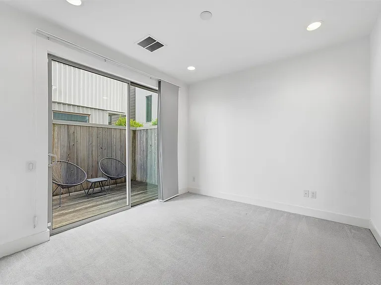 1155 W 17th St — Photo 3