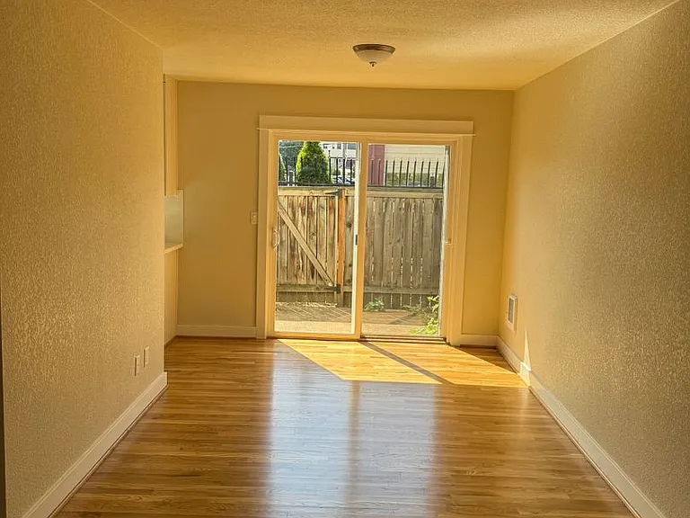 10317 NE Hoyt St — Photo 12