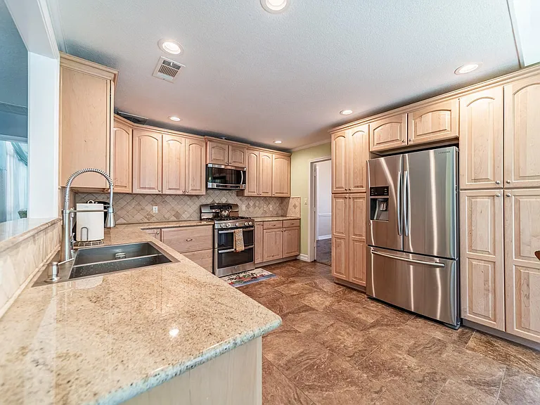 3305 Eisenhower Ln — Photo 6
