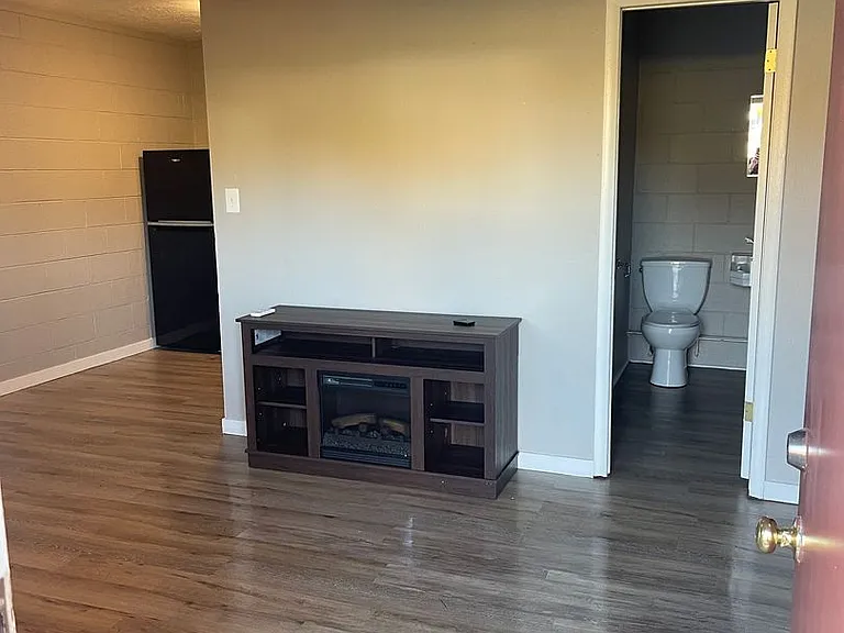 845 S Market Ave — Photo 1
