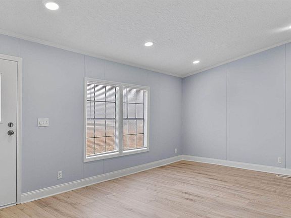 4th image of 566 Centerwood Rd