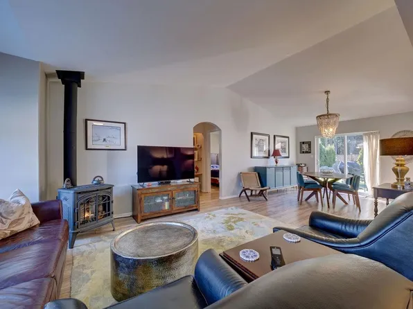 5643 Curtis Pl, Sechelt, BC V7Z 0R9