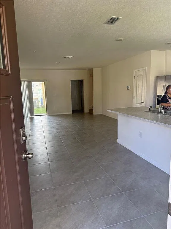 3 bed, 2.5 bath, 1569 sqft, $2,400 — Photo 3