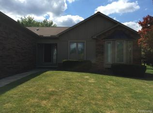 2142 Winchester Rd, Rochester Hills, MI 48307