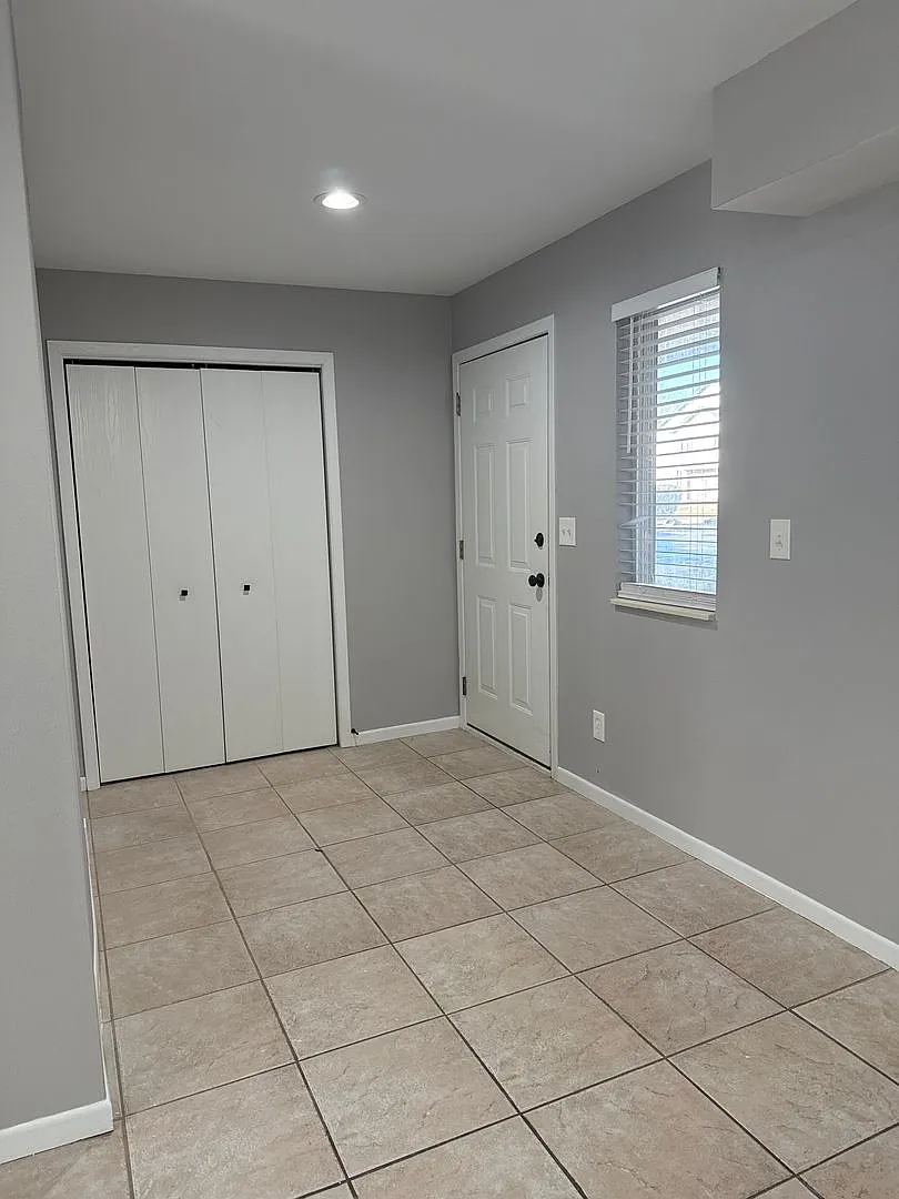 Urban Oasis Awaits! 2BR/2BA w/ balcony/patio, Close to Shopping and Entertainment! — Photo 2