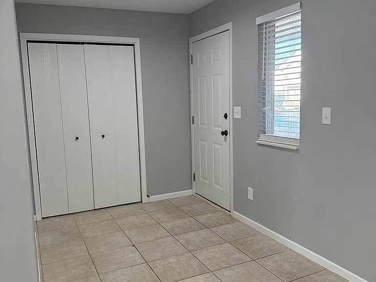 1051 Minns Dr — Photo 2