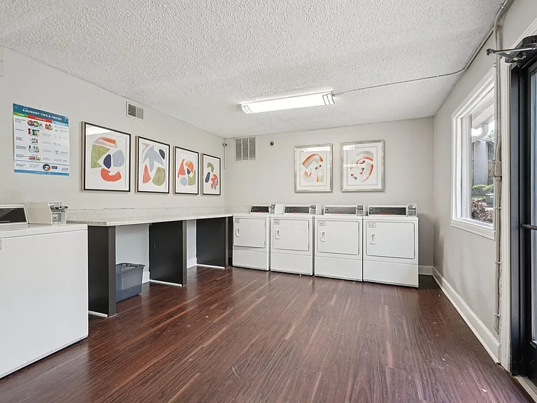 Las Palmas Apartments — Photo 69