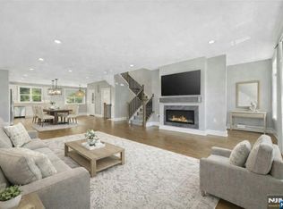 33 Cranberry Ln #17, Montvale, NJ 07645
