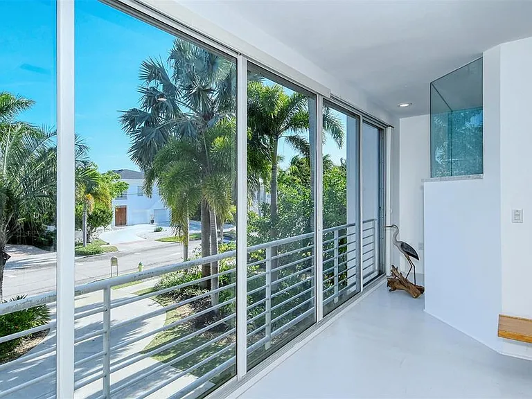213 N Washington Dr — Photo 49