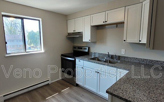 3rd image of 40 McIntyre St Unit A4