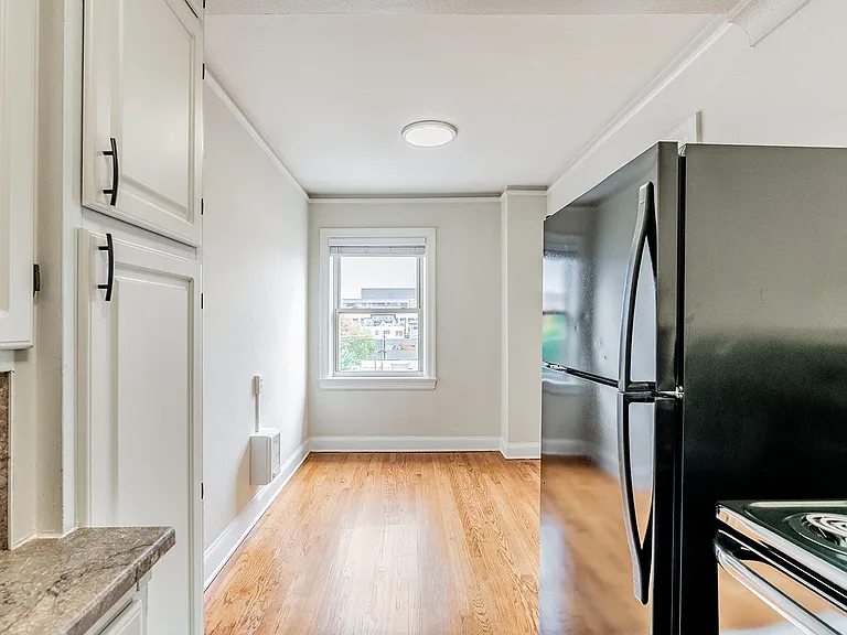 Charbern Apartments — Photo 11