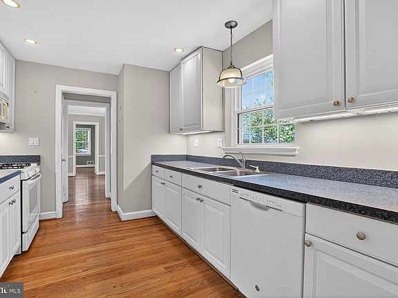 3rd image of 4739 Dittmar Rd