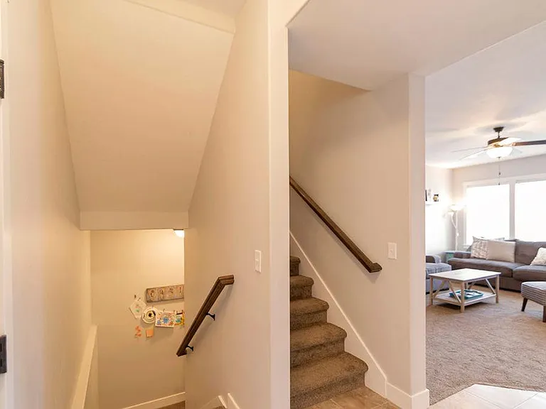 229 E Bridgewater Ln — Photo 3