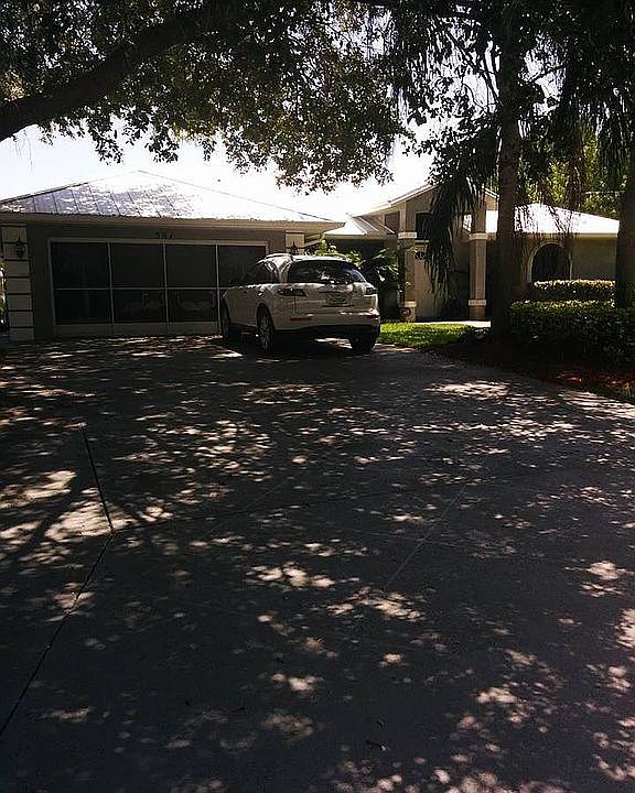 1st image of 561 SE Whitmore Dr