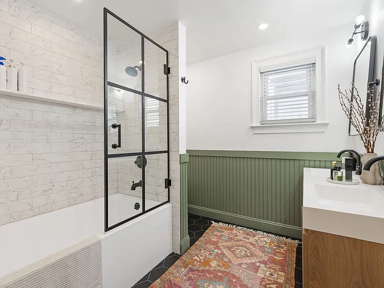 735 E 3rd St #3 — Photo 18