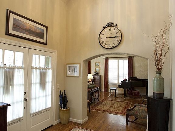 Lrg living room with vaulted ceilings