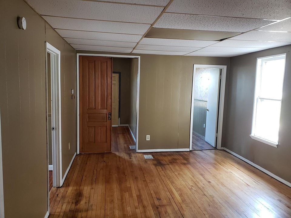 2nd image of 914 W Windlake Ave