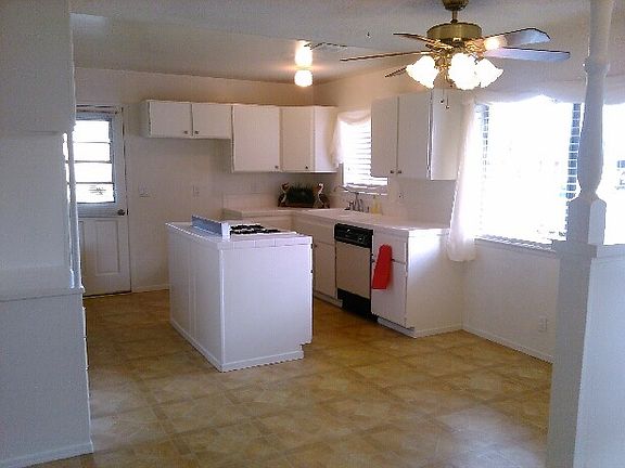 Kitchen with Eat In Dining