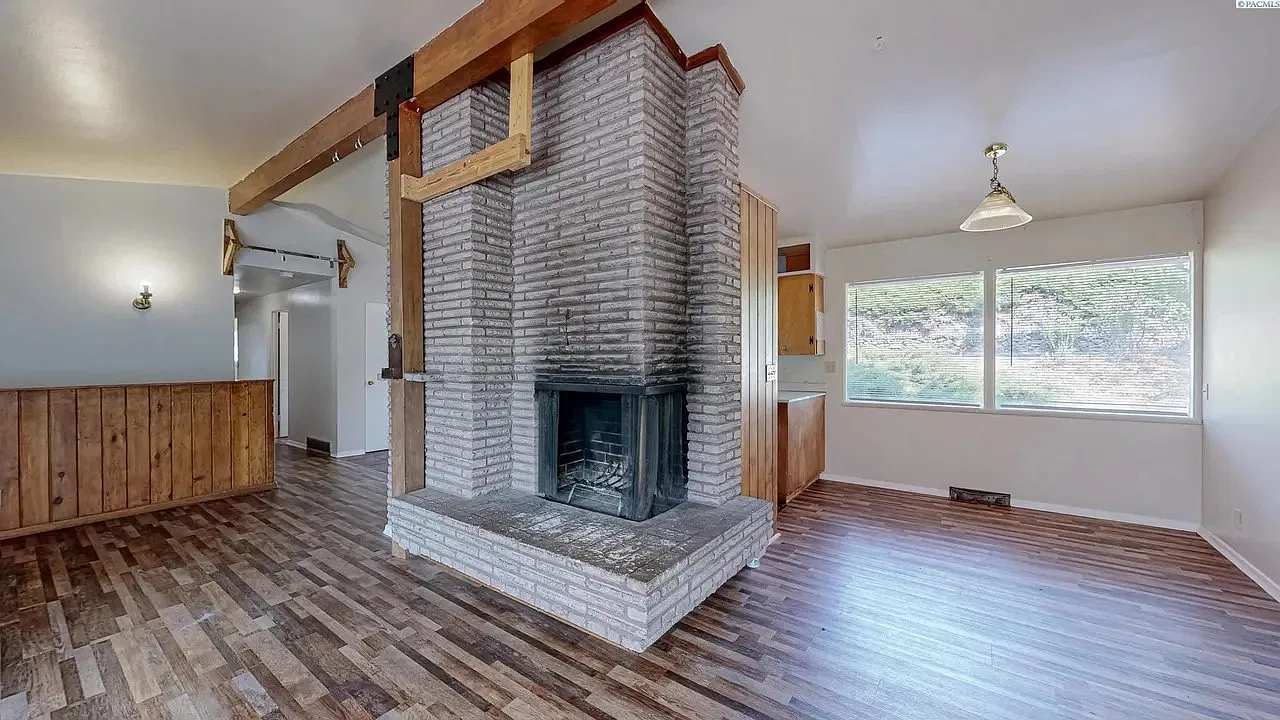 3 bed, 1300 sqft, $1,860 — Photo 3