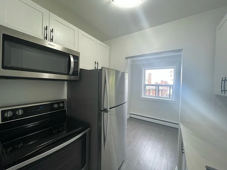 337 E 42nd St — Photo 15