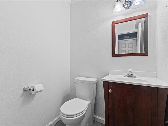 4th image of 1003 Golf Course Drive