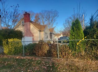 47 Washington Ave, Wheatley Heights, NY 11798