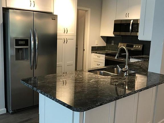 Brand New Chef's Kitchen - Tons of Cabinets, high-end applia