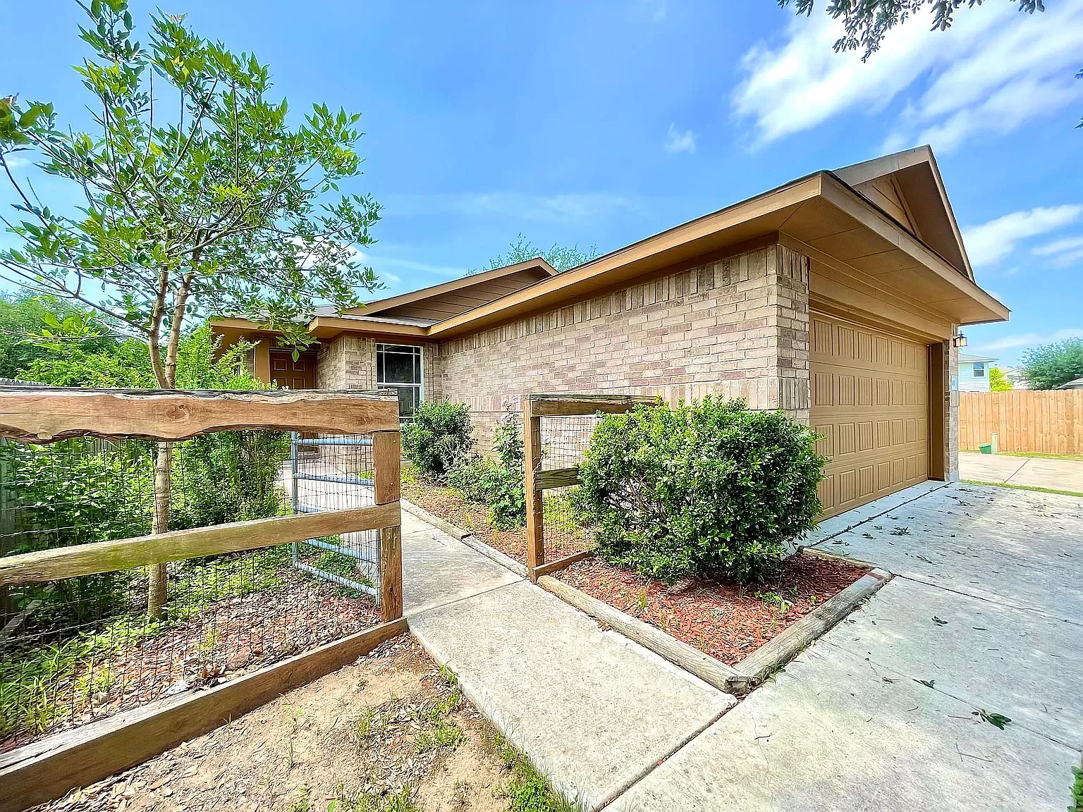 3 bed, 1348 sqft, $2,200 — Photo 4