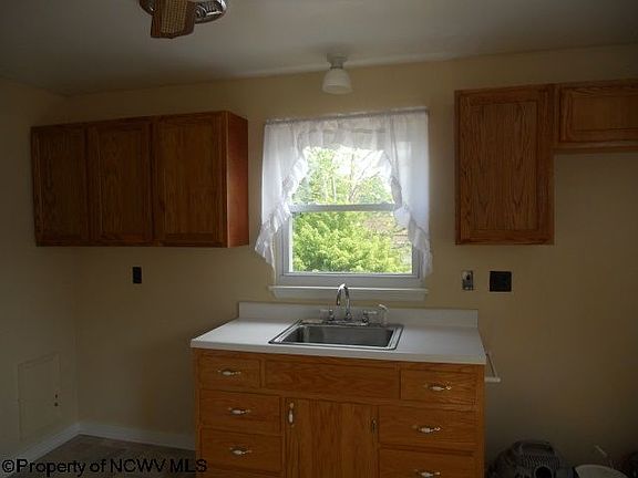 4th image of 211 W Hillcrest Ave