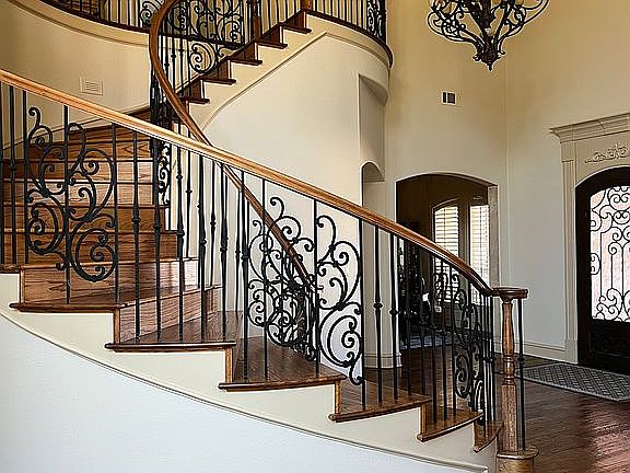 3rd image of 605 Chapel Ct