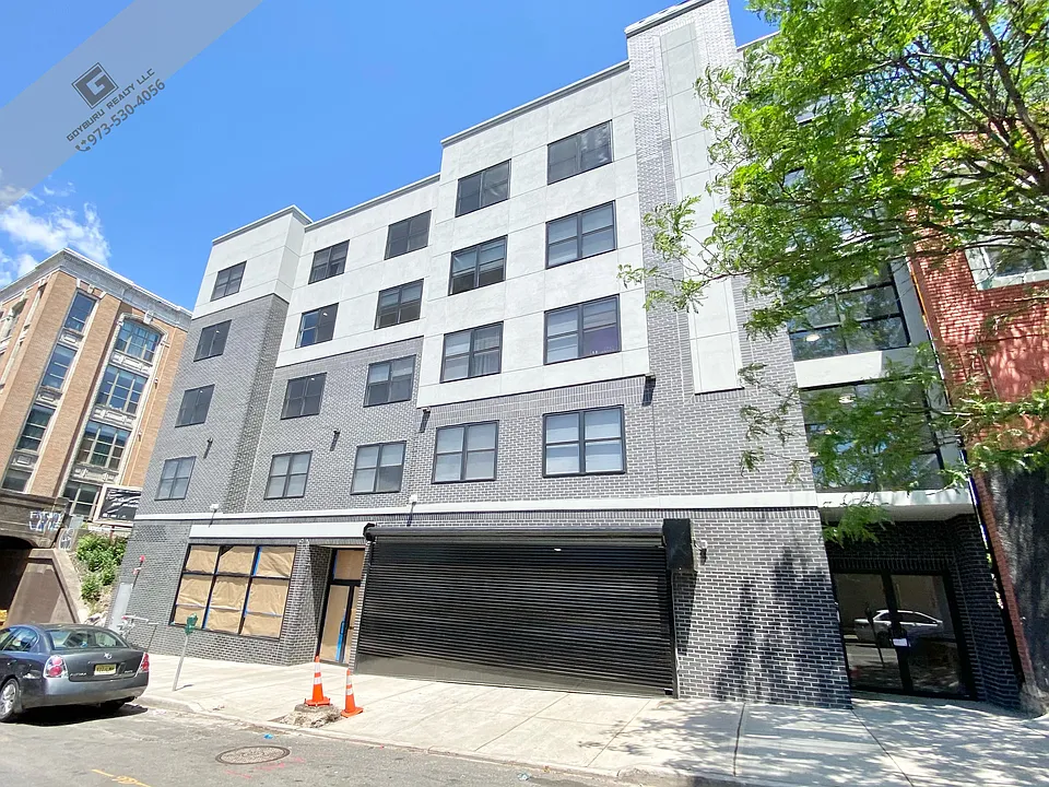 185-189 Broadway Ave #206