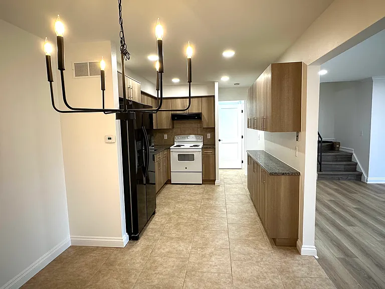 8565 Hampshire Dr — Photo 6