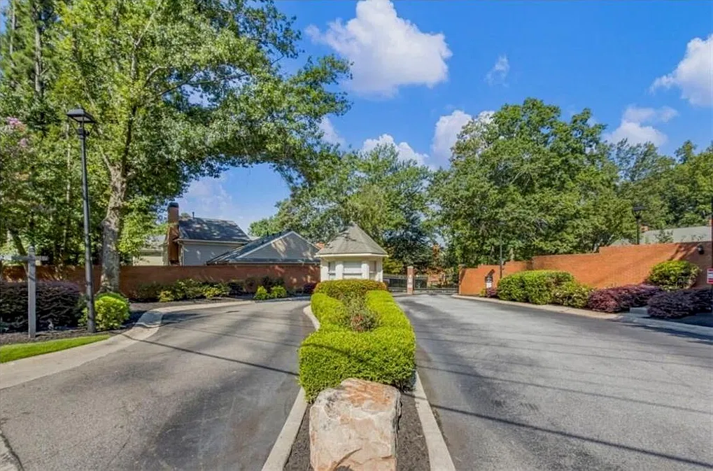 2 bed, 1366 sqft, $2,300 — Photo 3