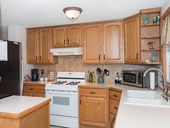 5th image of 265 Garry Dr