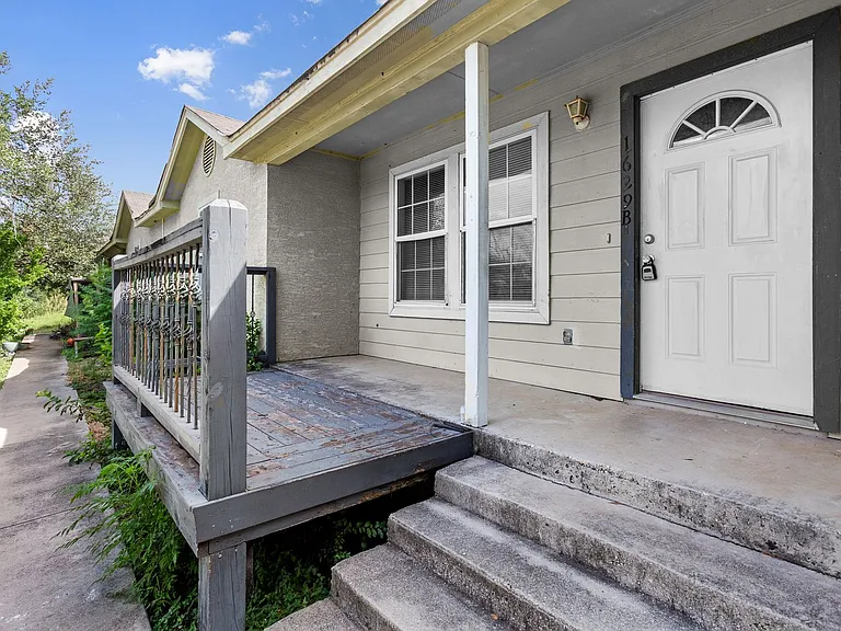 1629 Gordon St — Photo 4