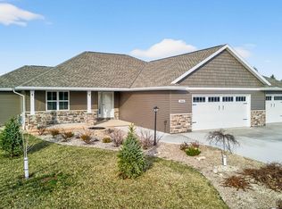 302 Willie Mays Cir, De Pere, WI 54115