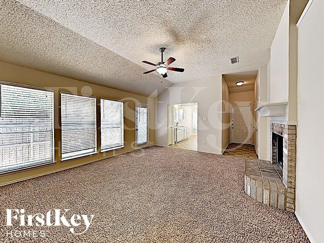 3 bed, 2.0 bath, 1296 sqft, $2,040 — Photo 2