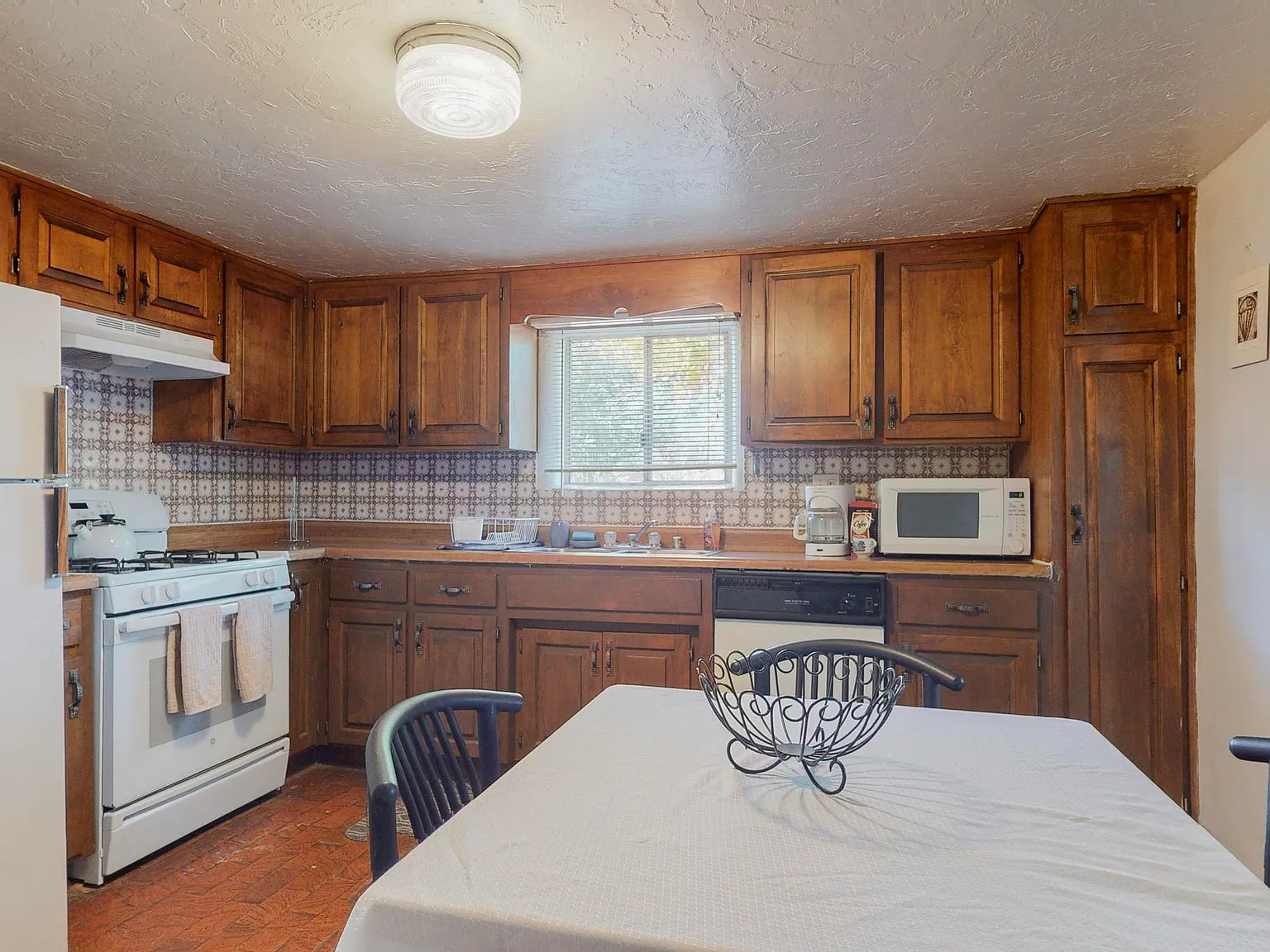 3 bed, 1600 sqft, $1,895 — Photo 3