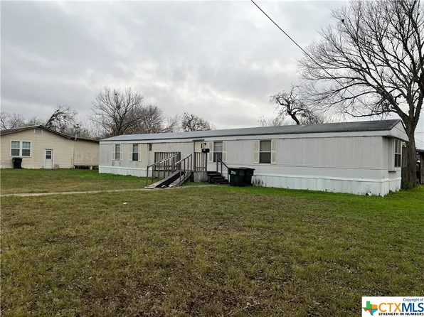 605 E Sarah St, Cuero, TX 77954