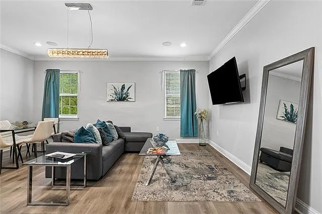 3 bed, 3.0 bath, 1206 sqft, $2,100 — Photo 3