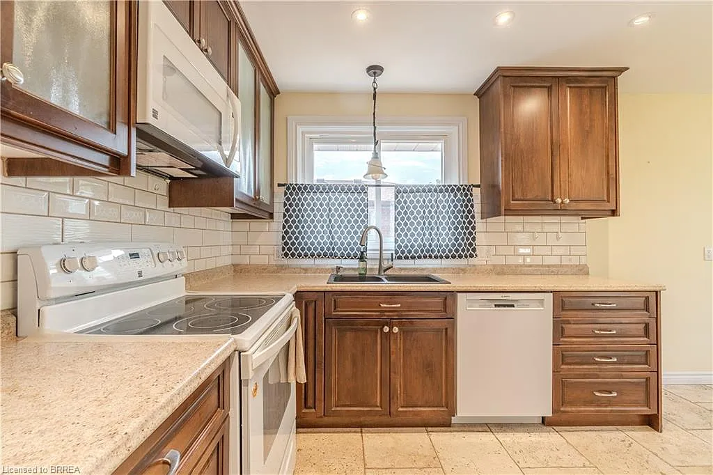 3 bed, 1000 sqft, $2,200 — Photo 3