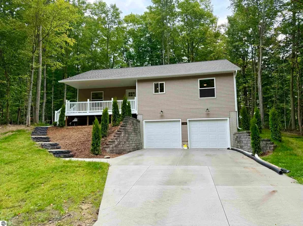 1136 Birmley Estates Dr, Traverse City, MI 49696