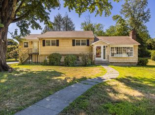 5 Random Rd, Fairfield, CT 06825